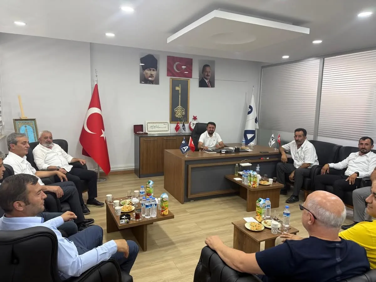 Erdoğan Zelyurt Sahada, Peki İlçe Başkanları Nerede? Anahtar Parti’de Gözler Teşkilatlara Çevrildi.
