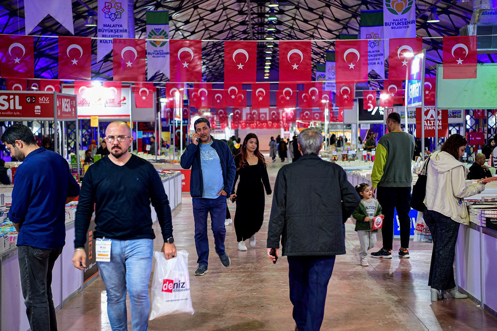 10.  Malatya Anadolu Kitap ve Kültür Fuarı yoğun katılımla devam ediyor.