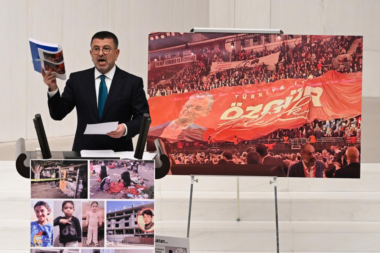 Ağbaba’dan Genel Kurul’da Dikkat Çeken Çıkış: Kürsüde “Özgür Gelecek” Pankartı