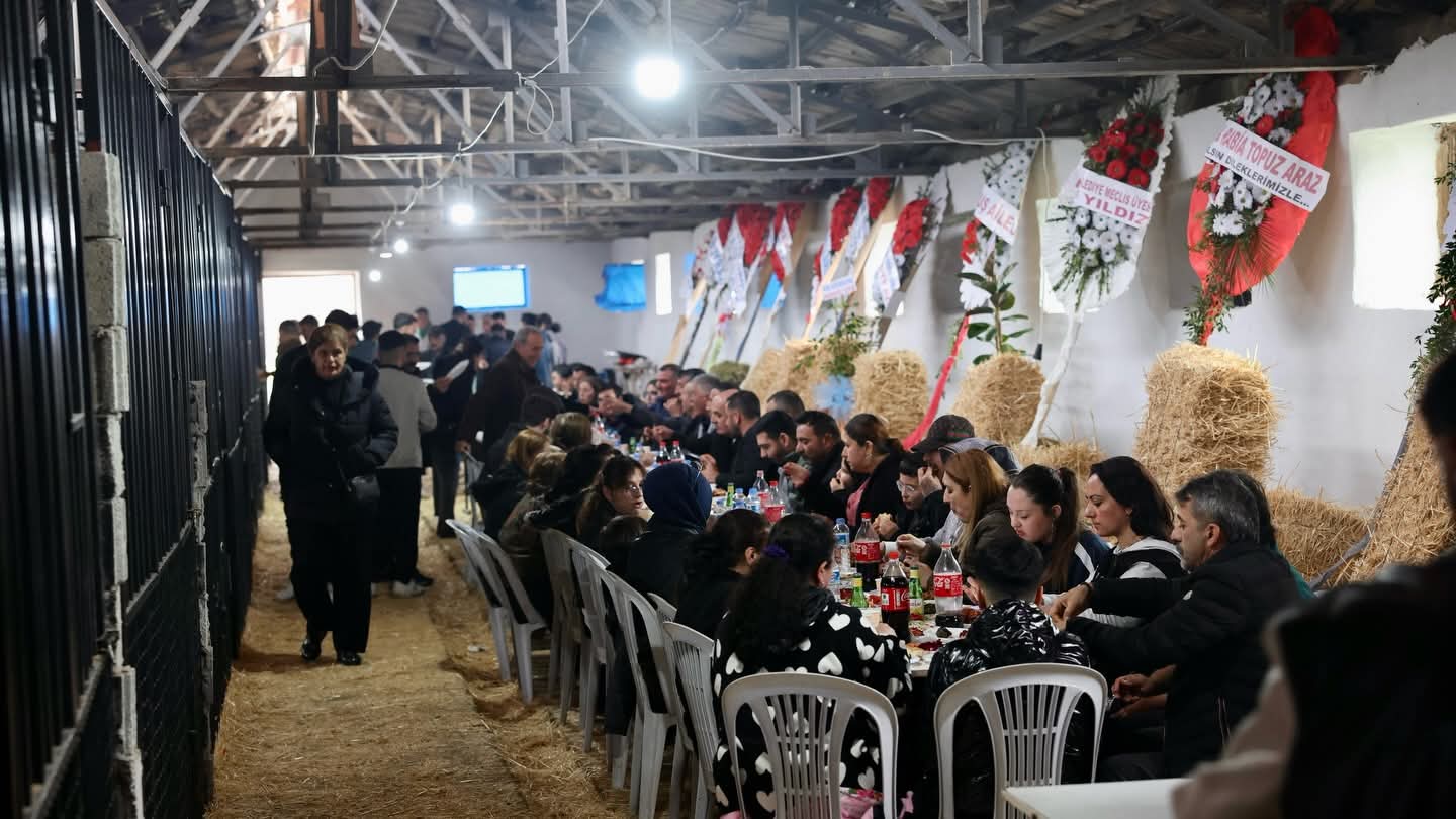 Ahırda Tören, Yanında Ziyafet: ‘Bu Kadarına da Pes’ Dedirten Açılış!