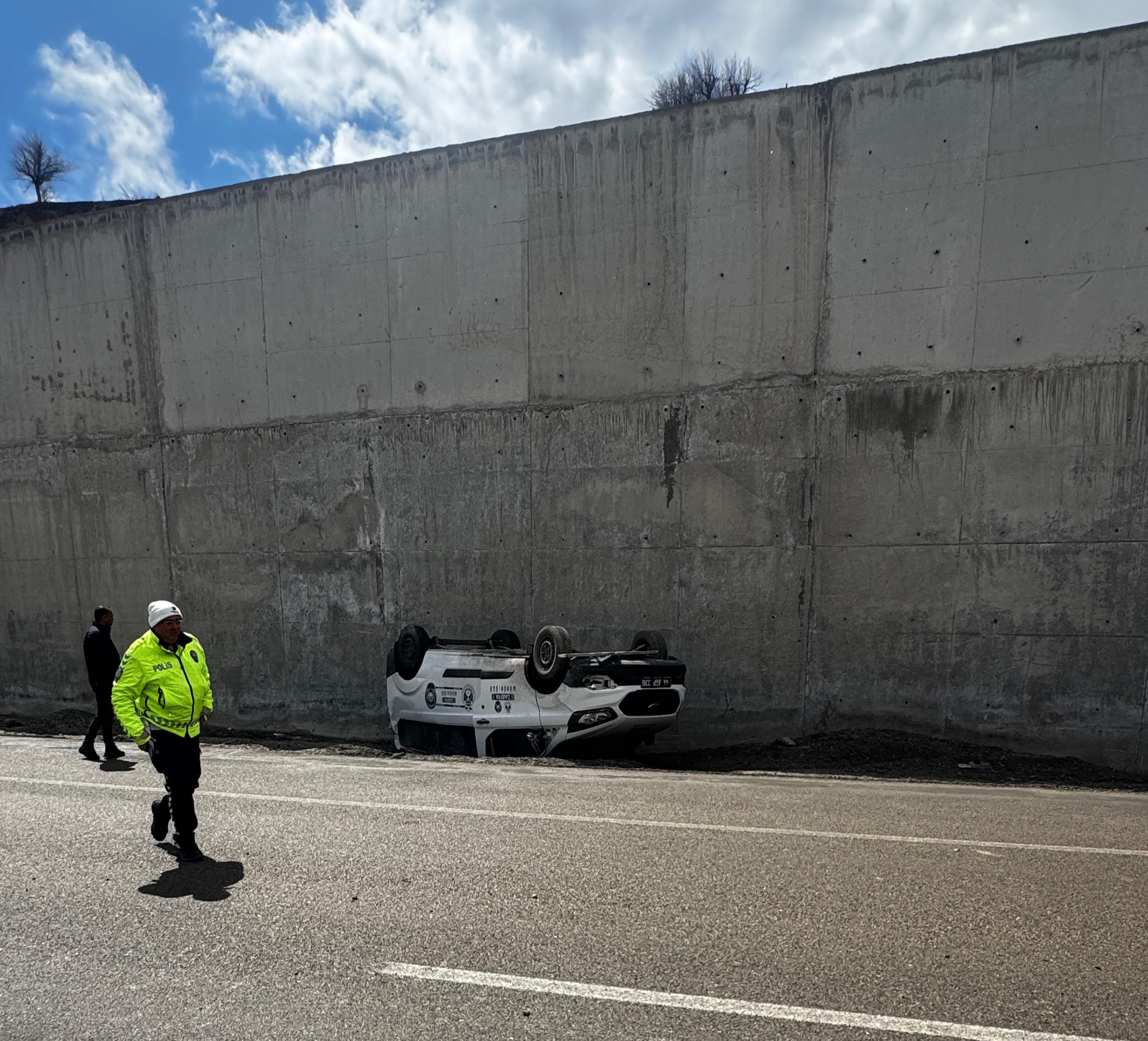 Akçadağ Belediyesi Personellerini Taşıyan Araç Şarampole Savruldu