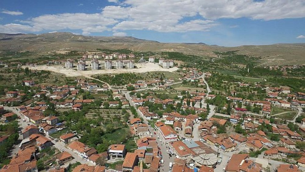 AKÇADAĞ’DA “BİRLİK VE BERABERLİK” POZU: MASADA KAHVALTI, SAHADA SESSİZLİK