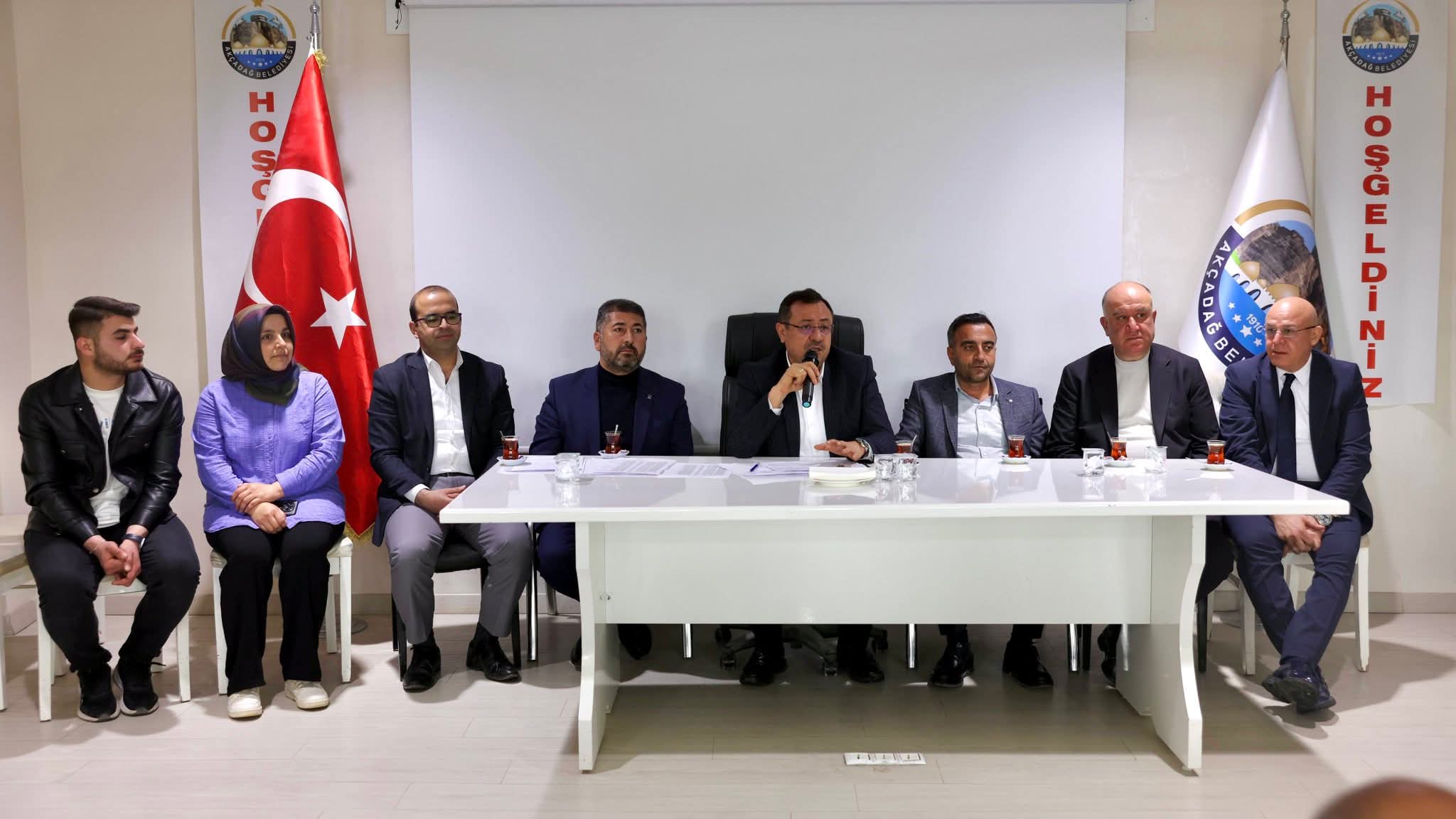 AKÇADAĞ’DA TOPLANTI VAR, İCRAAT YOK MU? SORULAR BÜYÜYOR.