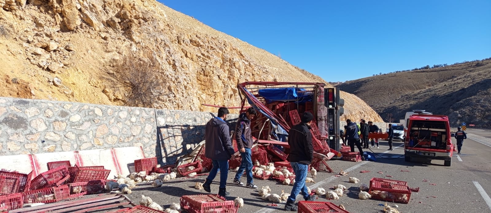 Akçadağ Durulova’da Trafik Kazası: İtfaiye Ekiplerinden Hızlı ve Profesyonel Müdahale