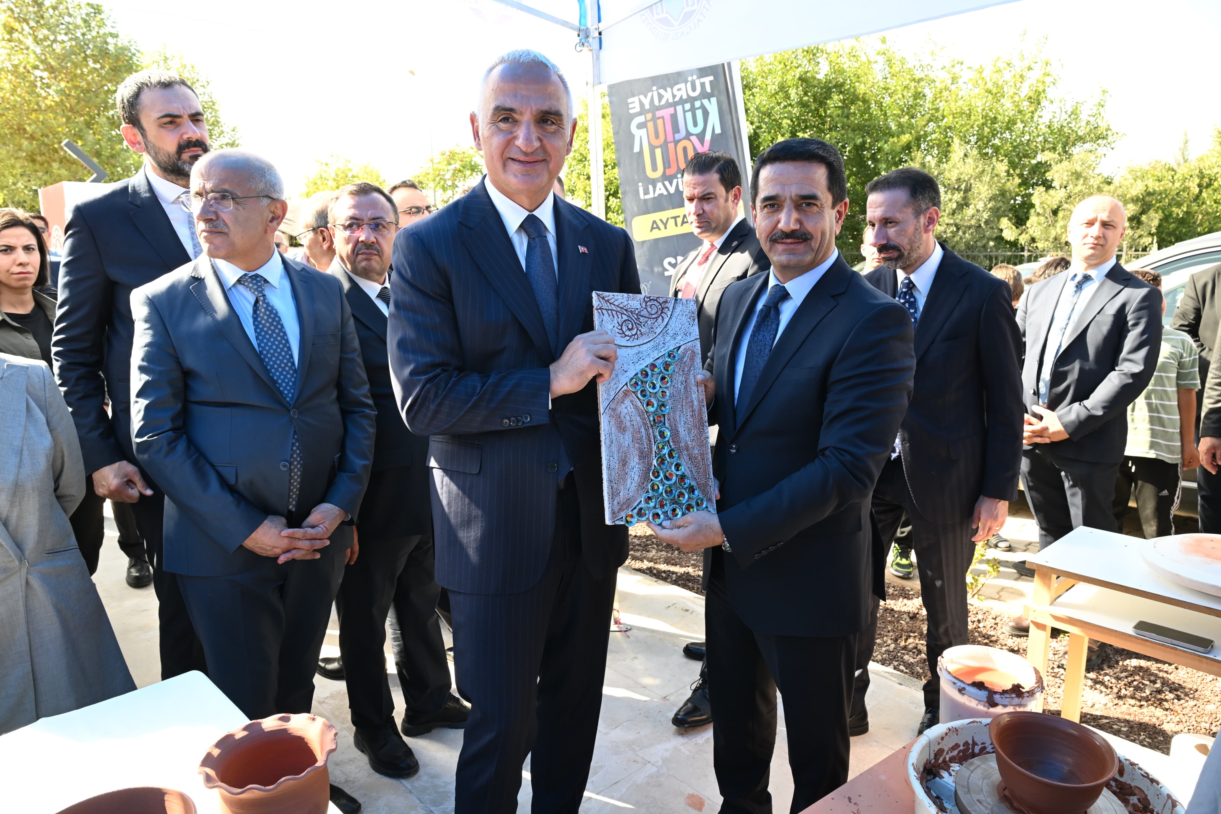 BAKAN ERSOY, ARSLANTEPE KARŞILAMA MERKEZİ AÇILIŞINDA BATTALGAZİ BELEDİYESİ SERAMİK STANDINI ZİYARET ETTİ