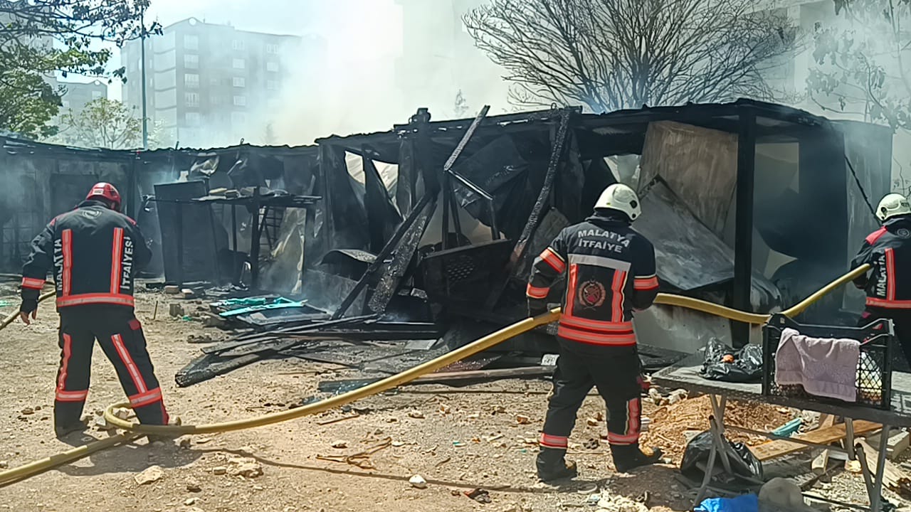 Barguzu Caddesi’nde Şantiye Alarmı: 3 Konteyner Kullanılamaz Hale Geldi.