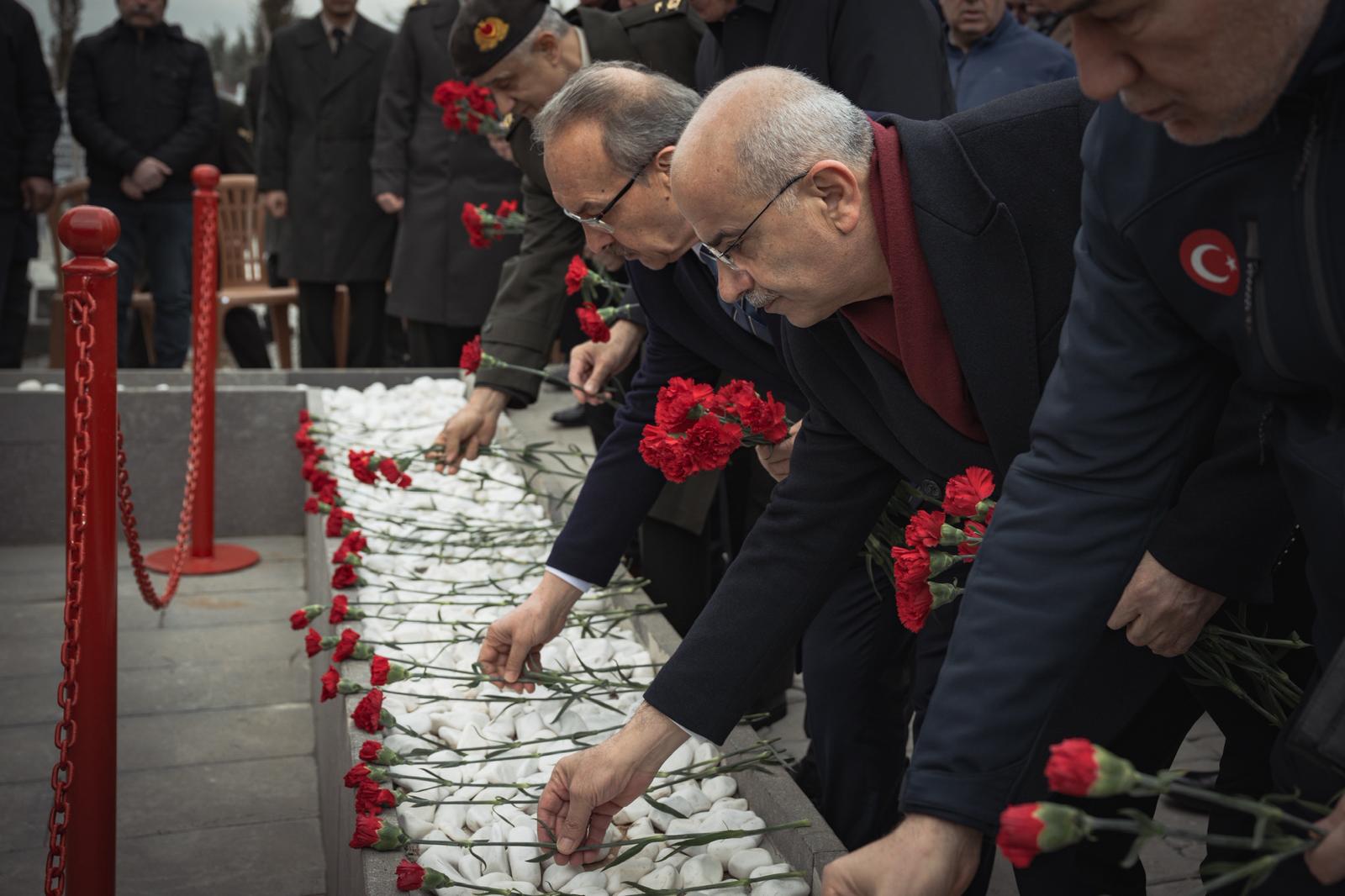 Başkan Er Deprem Şehitlerini Andı: “Bu Acı Unutulmaz, Bu Hesap Kapanmaz