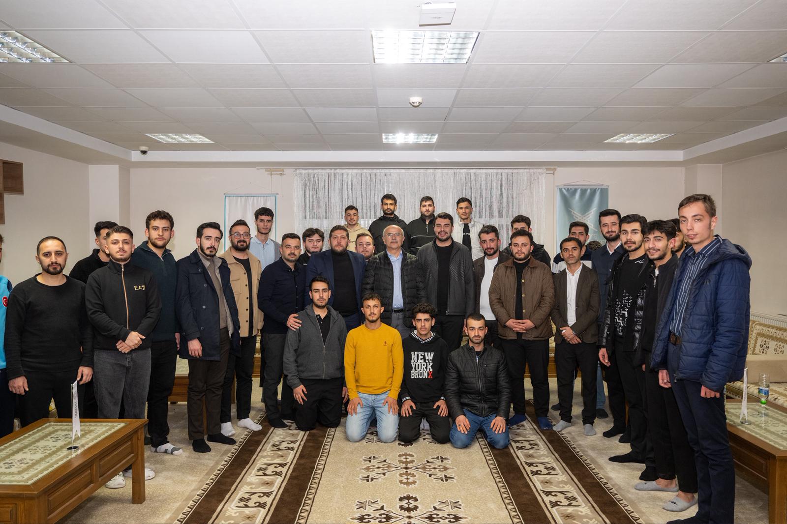 Başkan Er, Geceyi Gençlerle Paylaştı: Sahur Sofrasında Birlik Mesajı