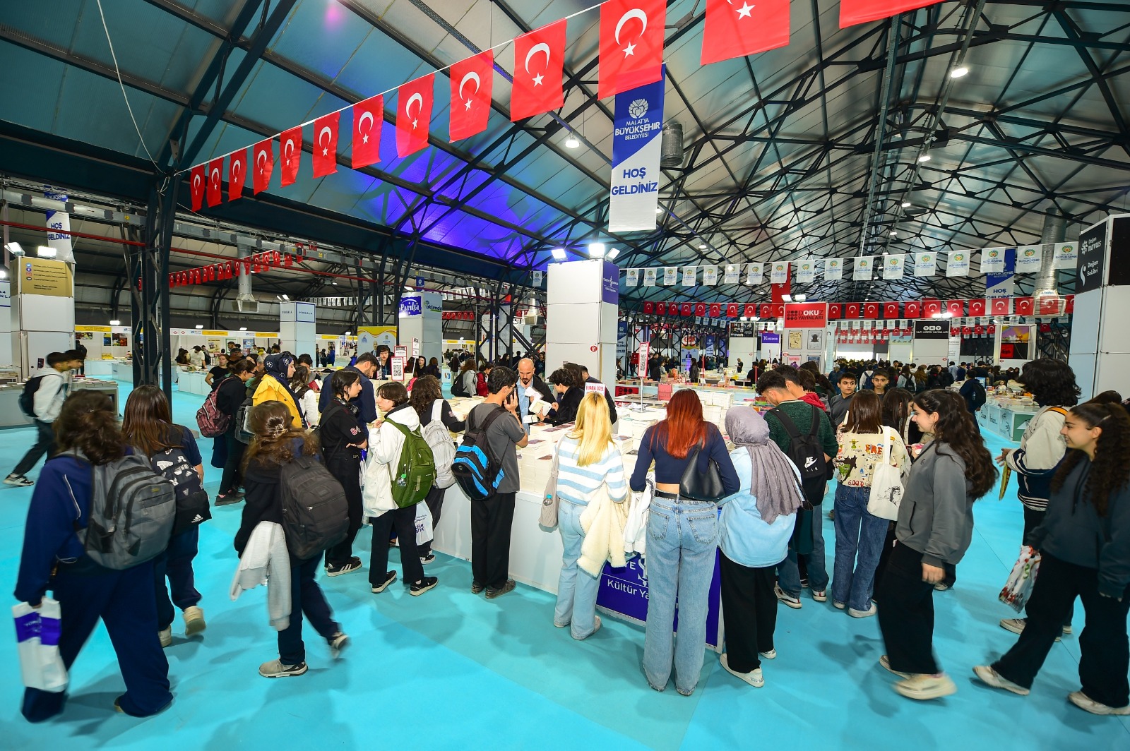 BAŞKAN ER STANTLARI ZİYARET EDEREK YAZARLARLA BİR ARAYA GELDİ