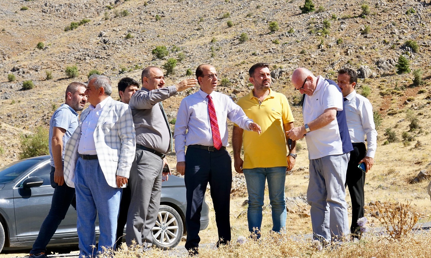 BAŞKAN GEÇİT, GENÇLERİN ‘FUTBOL SAHASI’ TALEBİNİ YERİNE GETİRİYOR