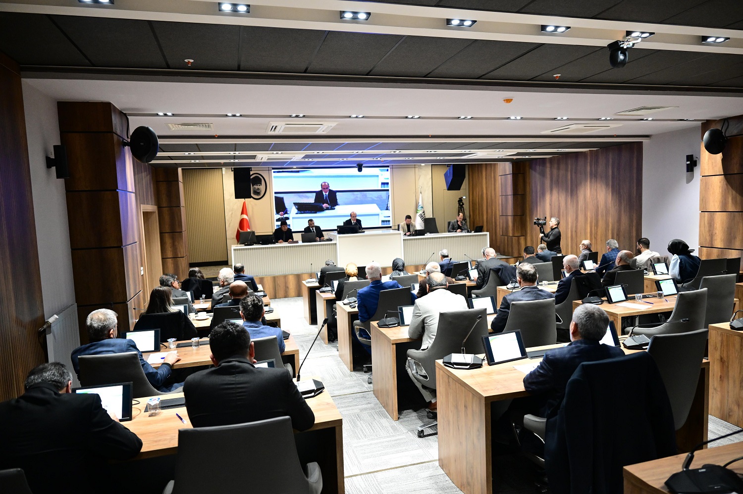 BAŞKAN GEÇİT, MECLİS’TE KONUŞTU: “6 ŞUBAT’IN ACISI VE KAYIPLARIMIZ HÂLÂ YÜREĞİMİZDE”