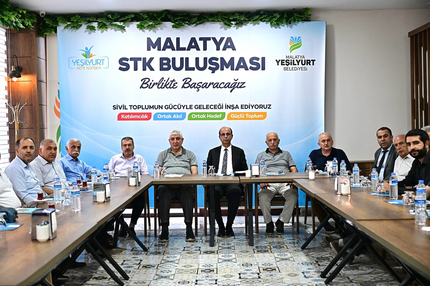 BAŞKAN GEÇİT, STK TEMSİLCİLERİYLE YEŞİLYURT’UN BUGÜNÜ VE YARINLARINI ELE ALDI