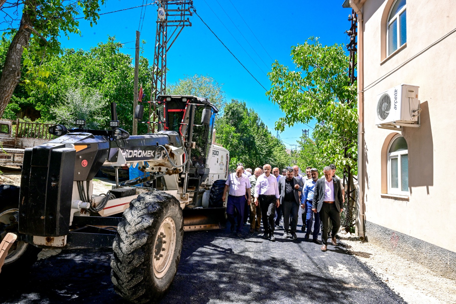 BAŞKAN  SAMİ ER   HEKİMHAN’DAKİ YOL ÇALIŞMALARINI İNCELEDİ