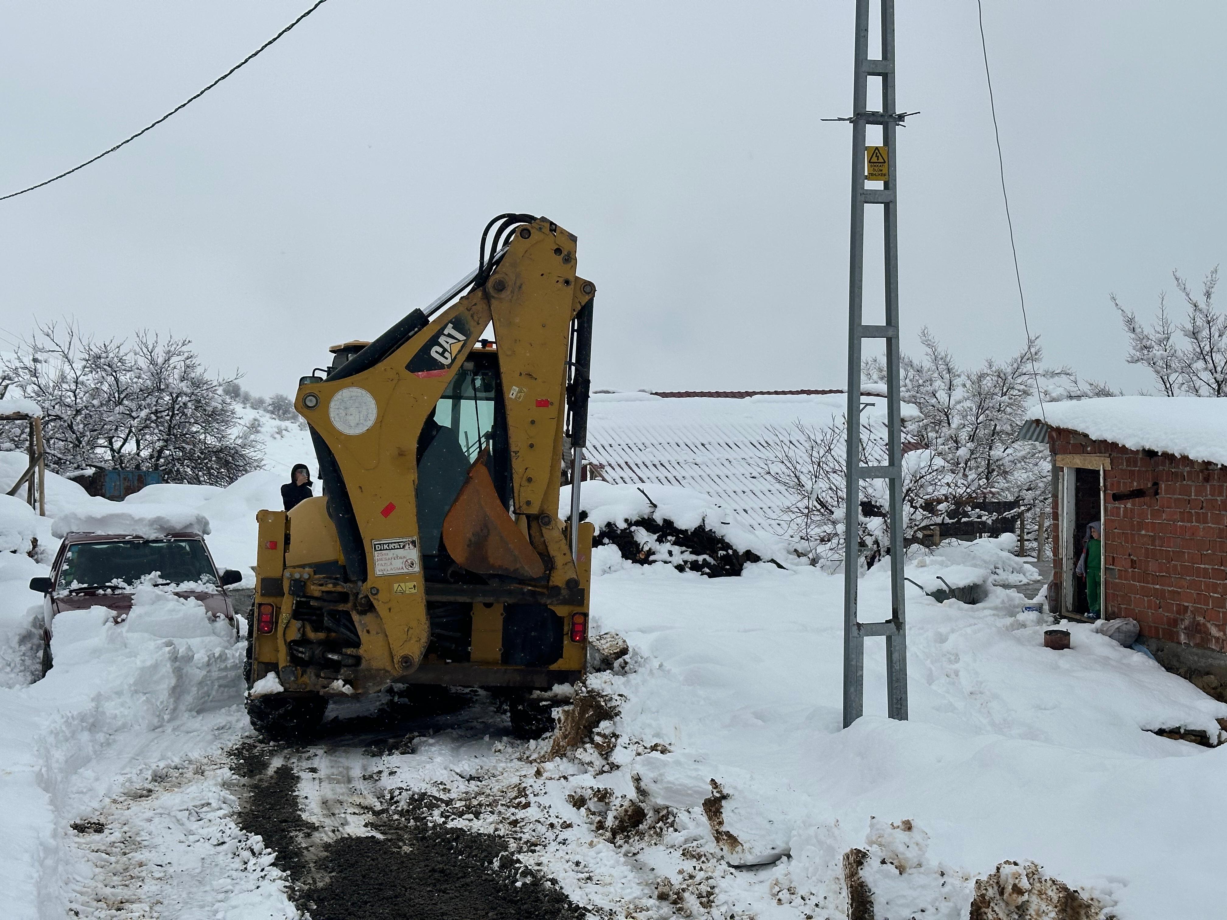 Battalgazi Belediyesi Karla Kapanan Yolu Açtı, Hamile Kadın Hastaneye Ulaştı