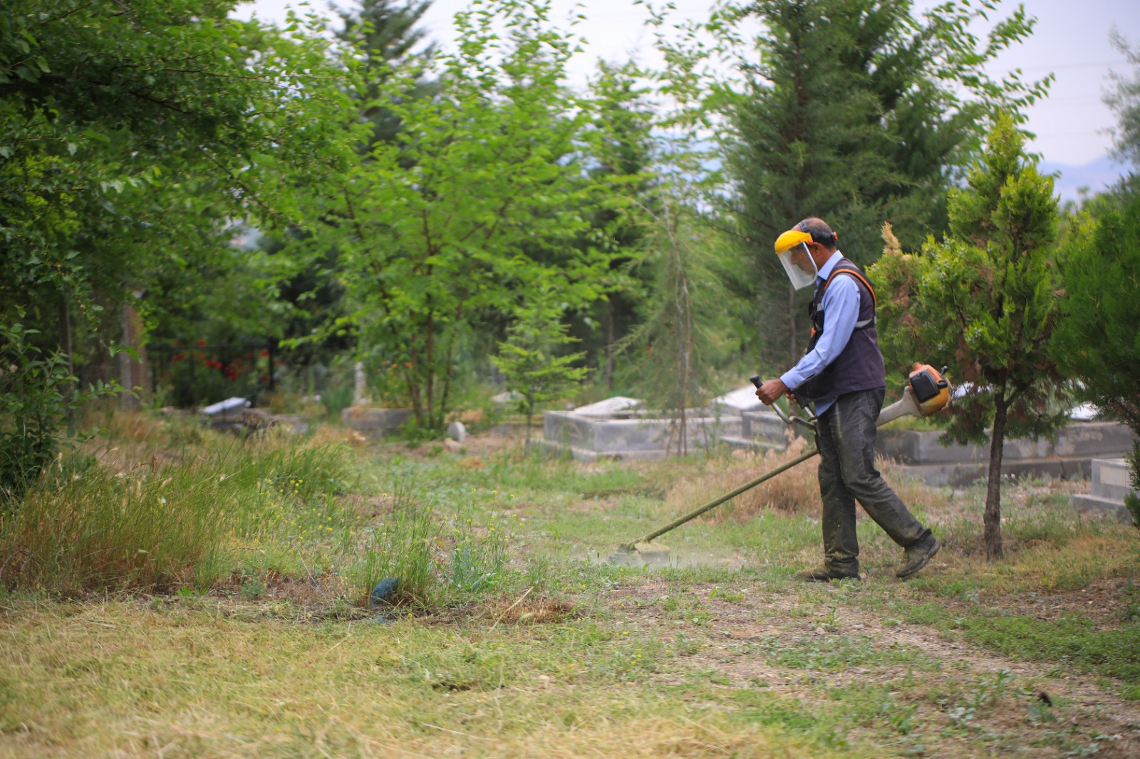 Battalgazi Belediyesi mezarlıkların bakım ve temizliğini sürdürüyor