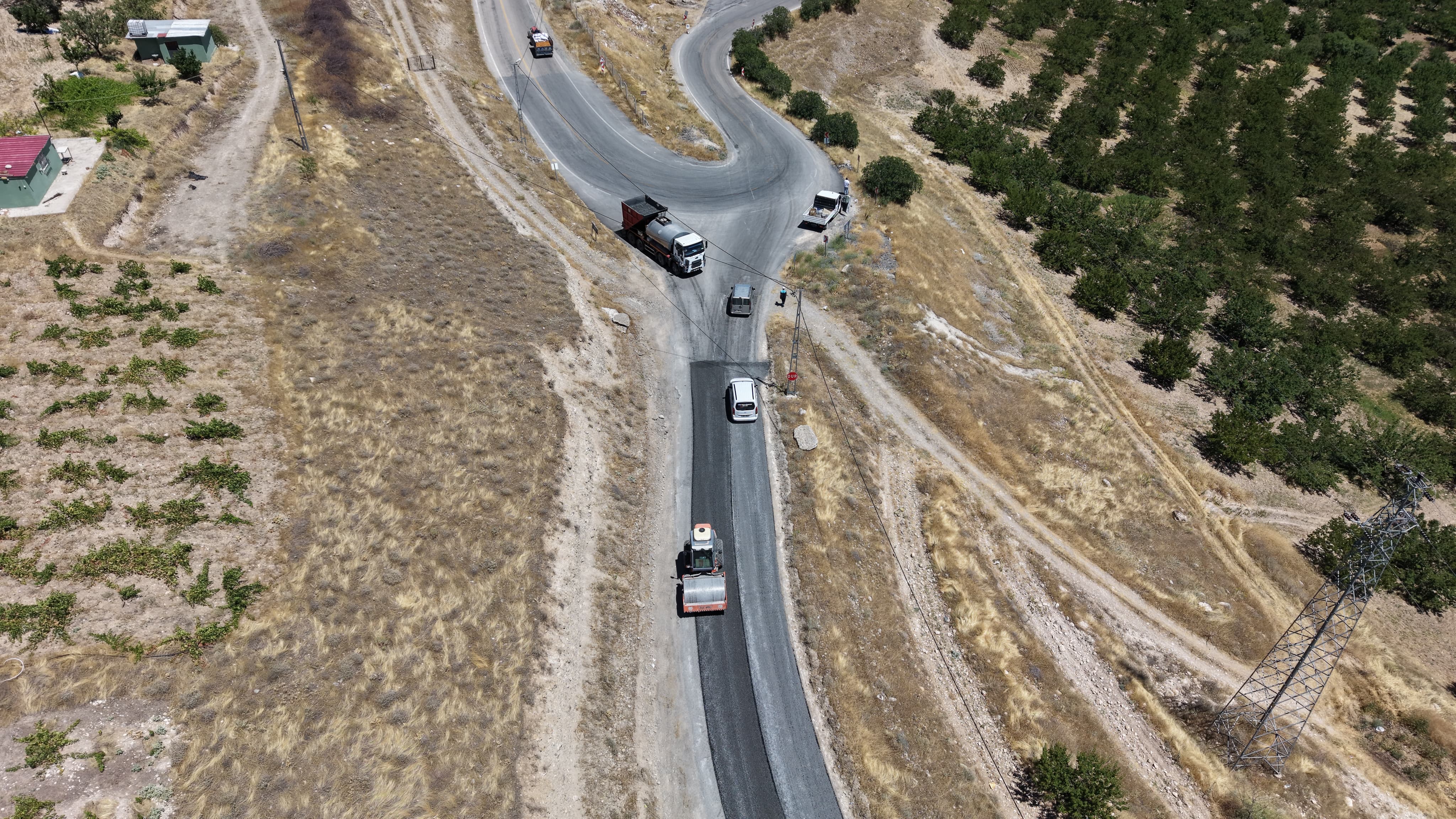 Battalgazi Belediyesi Yol Konforunu Artırıyor: Asfalt Çalışmaları Sürüyor.