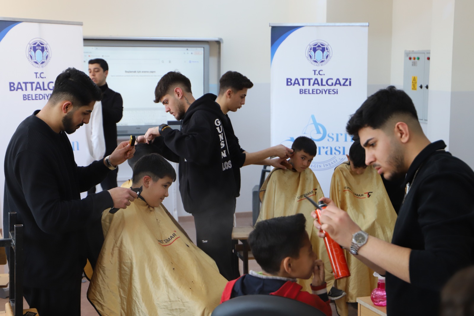 Battalgazi’de Bayram Öncesi Anlamlı Etkinlik: Çocuklara Ücretsiz Tıraş.