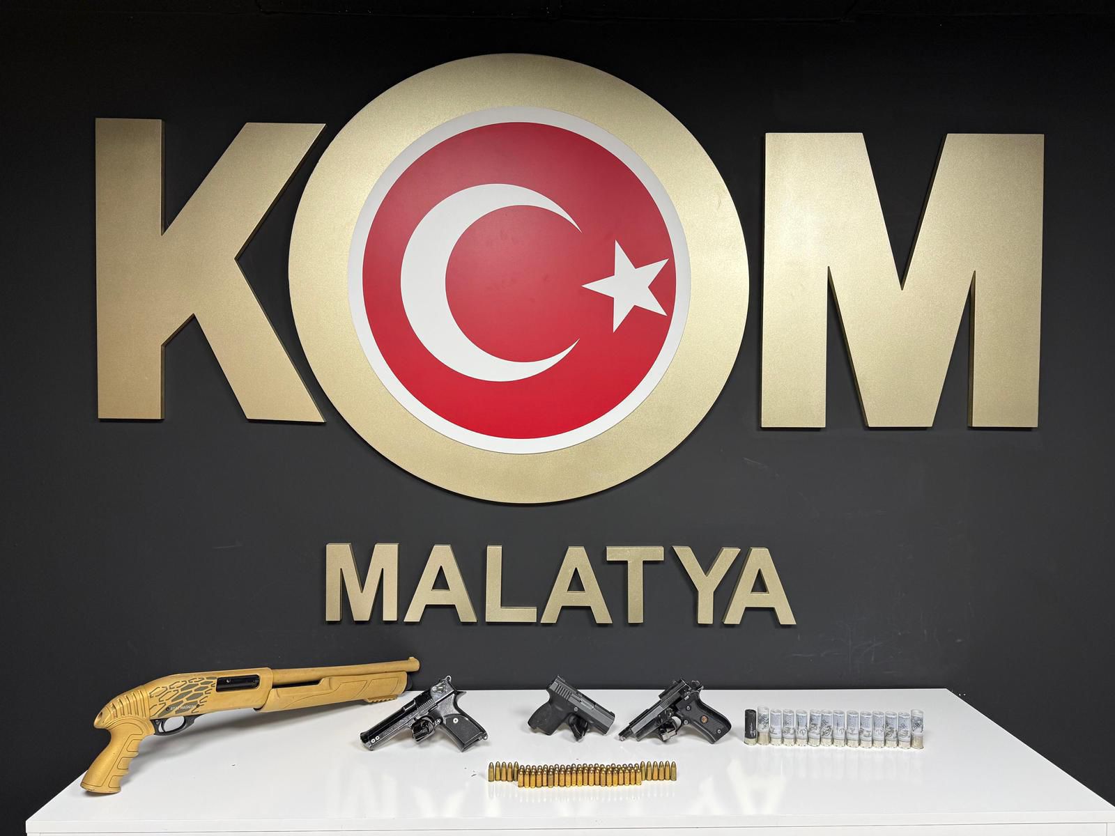 Battalgazi’de Ruhsatsız Silah Operasyonu: Çok Sayıda Silah ve Mühimmat Ele Geçirildi