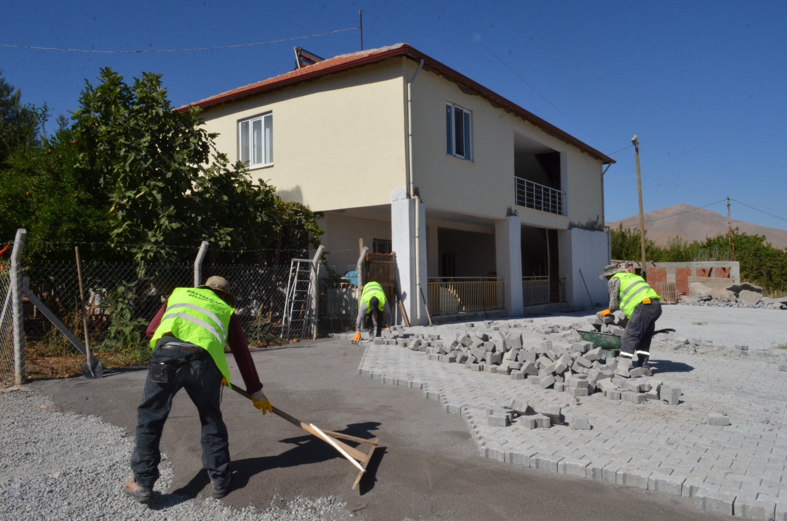 Beydağı Mahallesi ve Cemevi’nde Kilit Taşı Çalışmaları