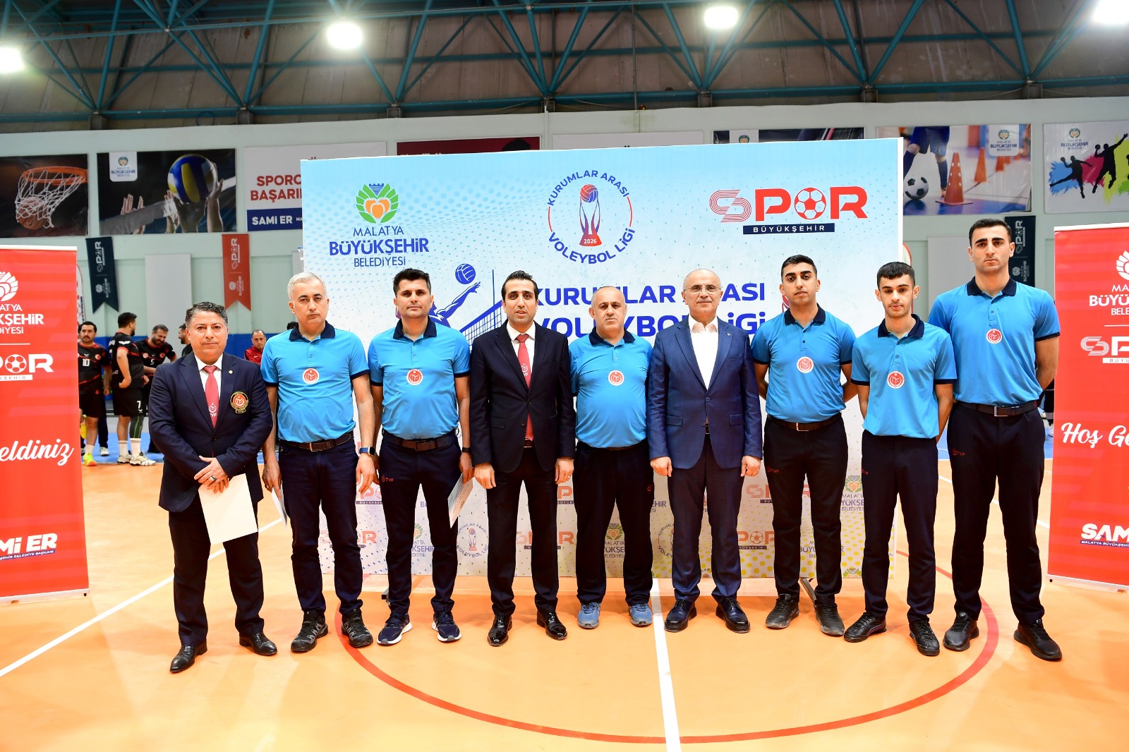 Büyükşehir’in Düzenlediği Voleybol Ligi’nde Kupayı Millî Eğitim Müdürlüğü Kaldırdı