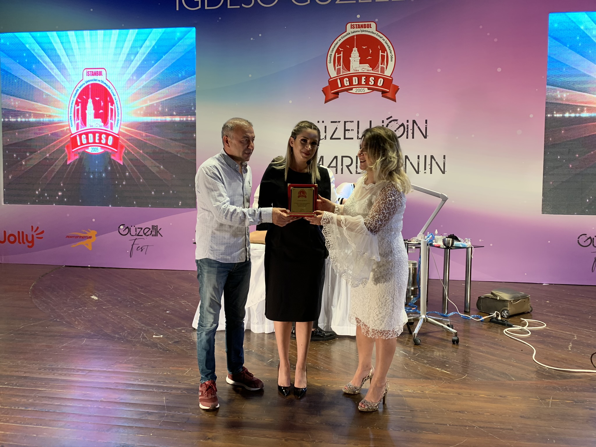 Cansu Durkun'dan Açık Çağrı: Güzellik Uğruna Geleceğinizi Riske Atmayın!