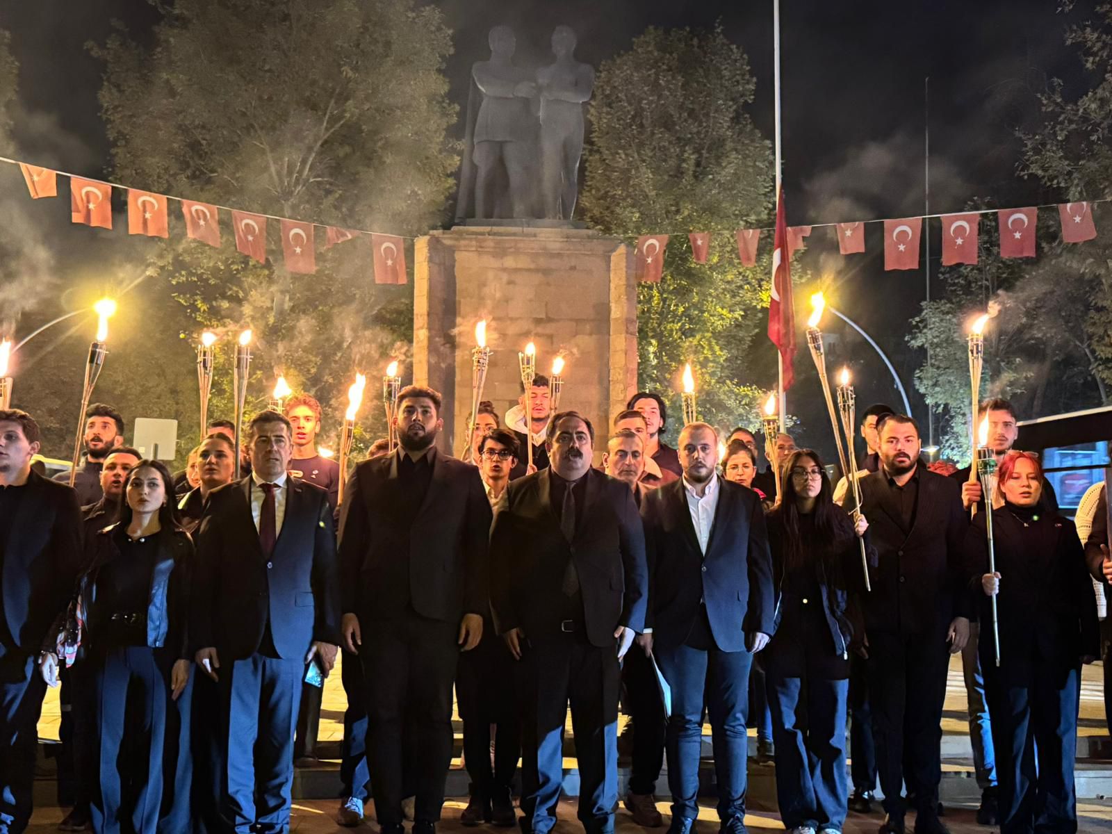 CHP’li Gençlerden Ataya Saygı Nöbeti: “Atatürk’ü Unutturma Çabaları Beyhude”