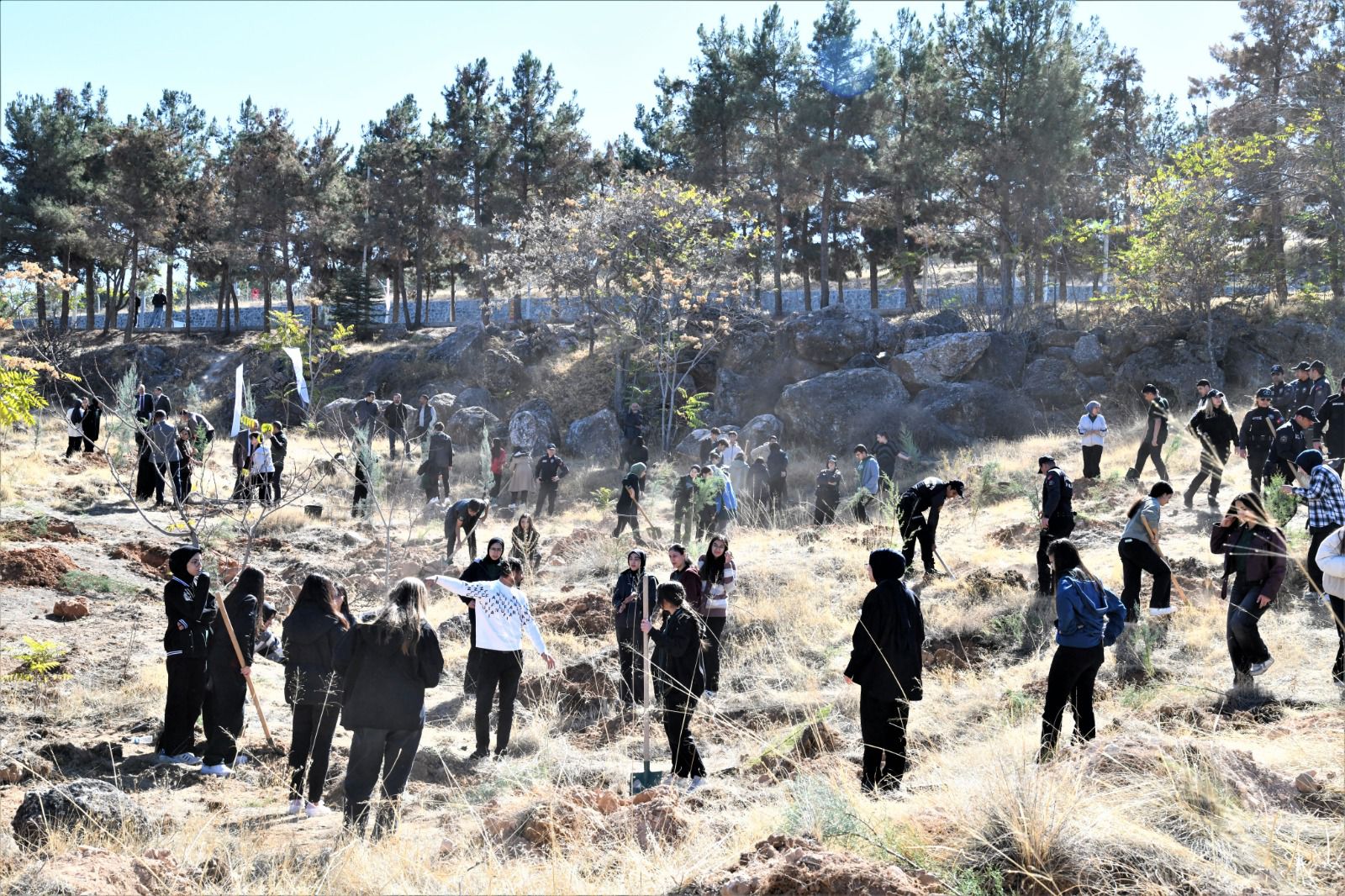 Cumhuriyetimizin 101’inci Yılında 101 Öğrenci 101 Fidanı Toprakla Buluşturdu