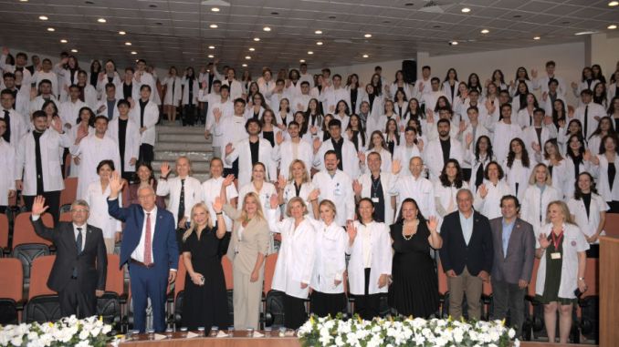 Ege Üniversiteli Diş Hekimleri Beyaz Önlüklerine Kavuştu