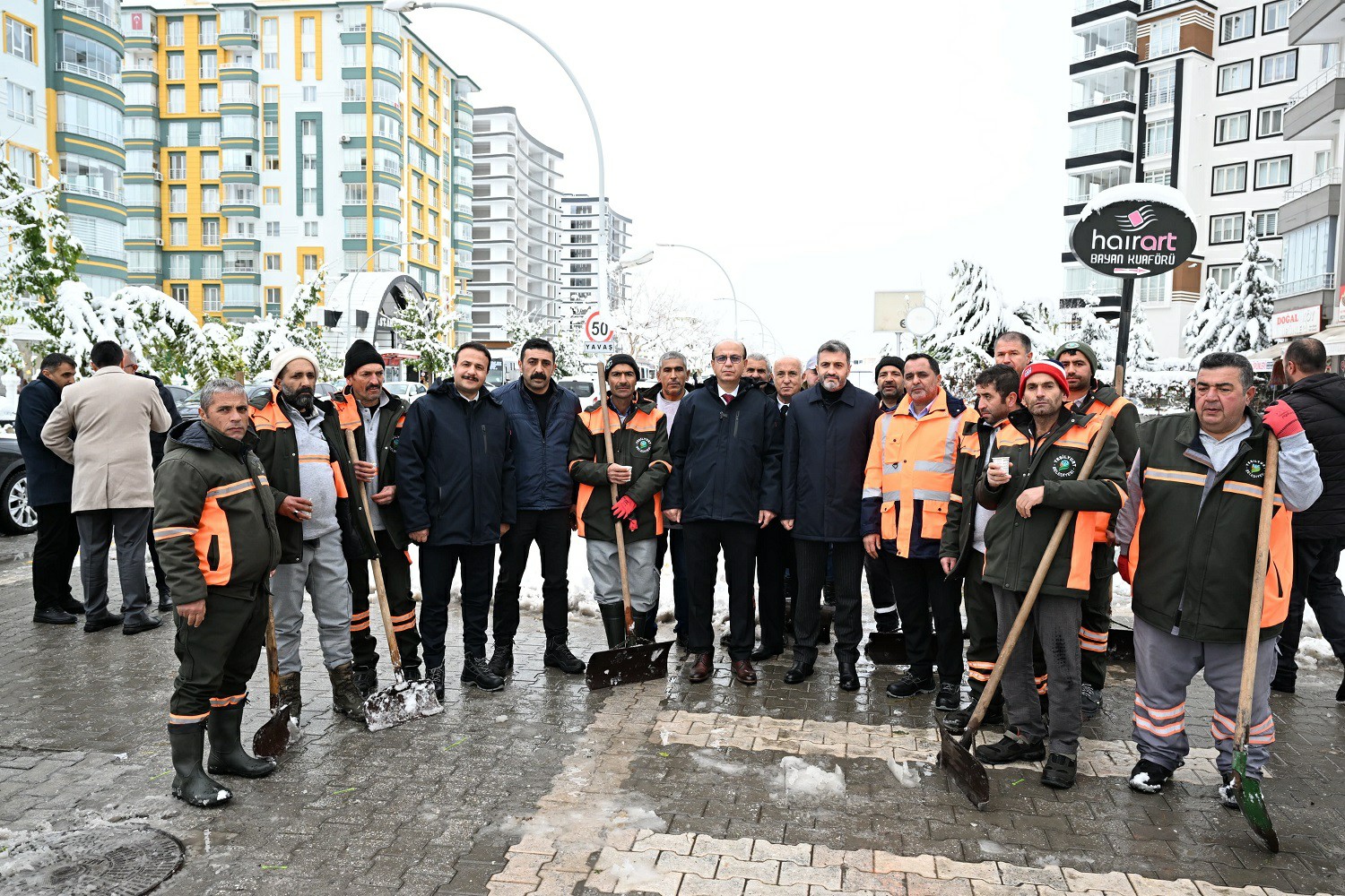 “EKİPLERİMİZ İLÇEMİZİN DÖRT BİR TARAFINDA BÜYÜK BİR FEDAKÂRLIKLA ÇALIŞIYOR”