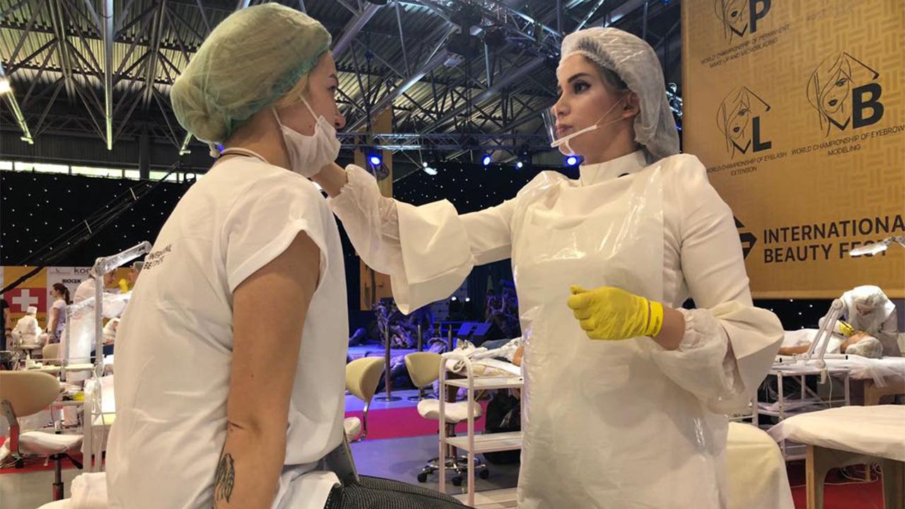 Ekonomik Daralmaya Rağmen Güzellik Kazandı: Kalıcı Makyajda Teknoloji Hamlesi