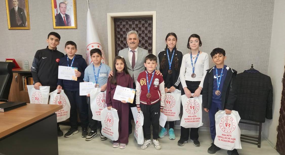 ELAZIĞ’DA MADALYA YAĞMURU: GENÇ ESKRİMCİLER GURURLANDIRDI