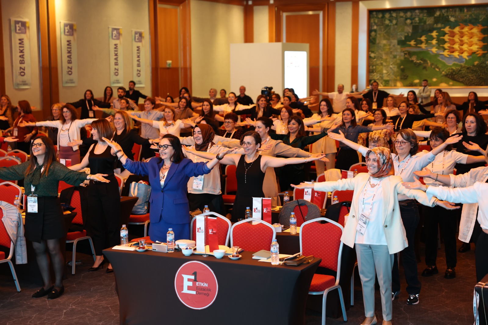 ETKİN ECZACILIK DERNEĞİ 12. BİLİMSEL YIL SONU TOPLANTISI ECZACILAR VE SEKTÖR PAYDAŞLARININ GENİŞ KATILIMIYLA GERÇEKLEŞTİRİLDİ