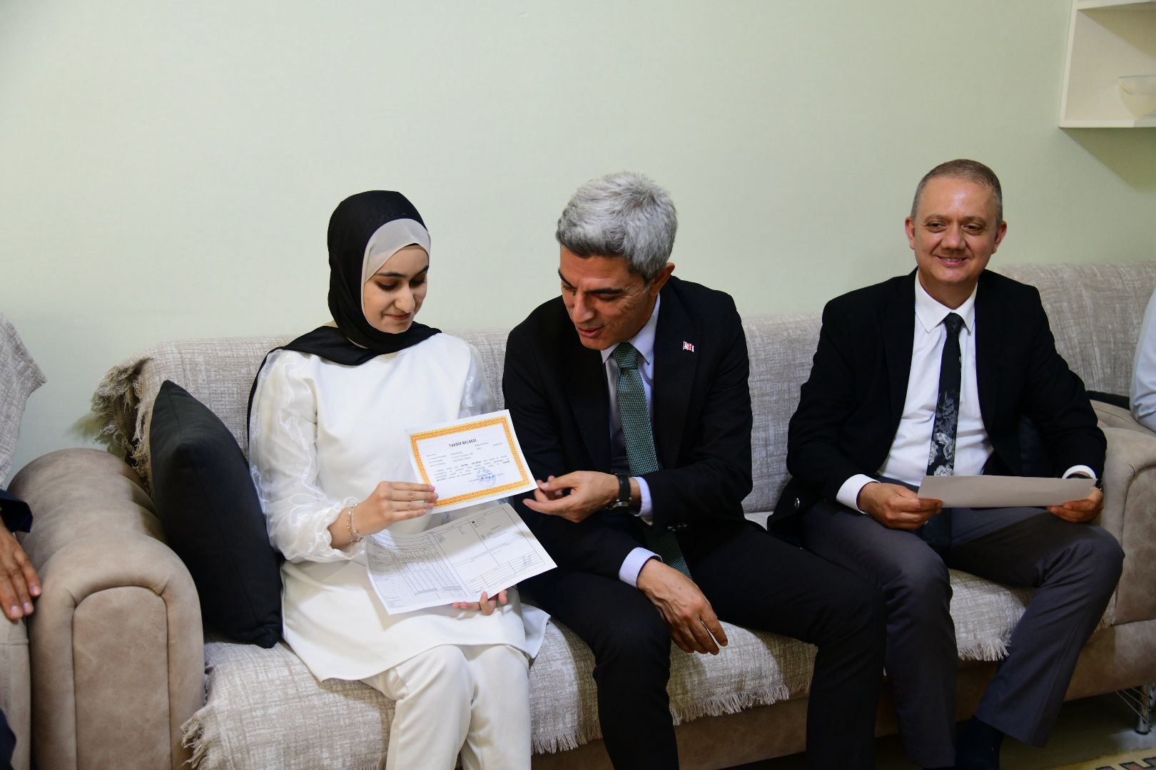 Evde Eğitim Gören Öğrenciye Unutulmaz Karne ve Mezuniyet Sürprizi.