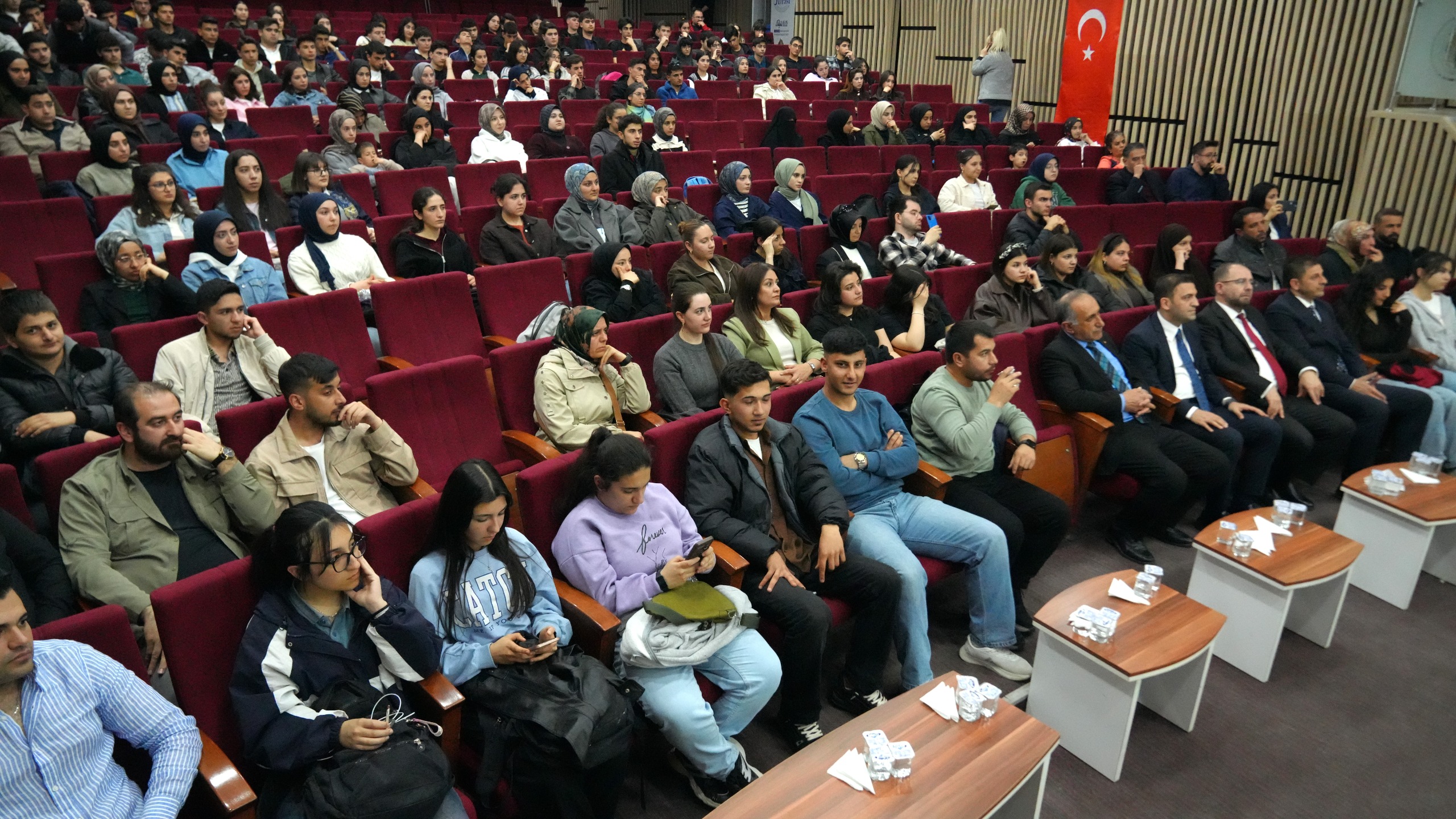 Gençlere Yol Gösteren Tavsiyeler: Bonus Hoca Konuştu.