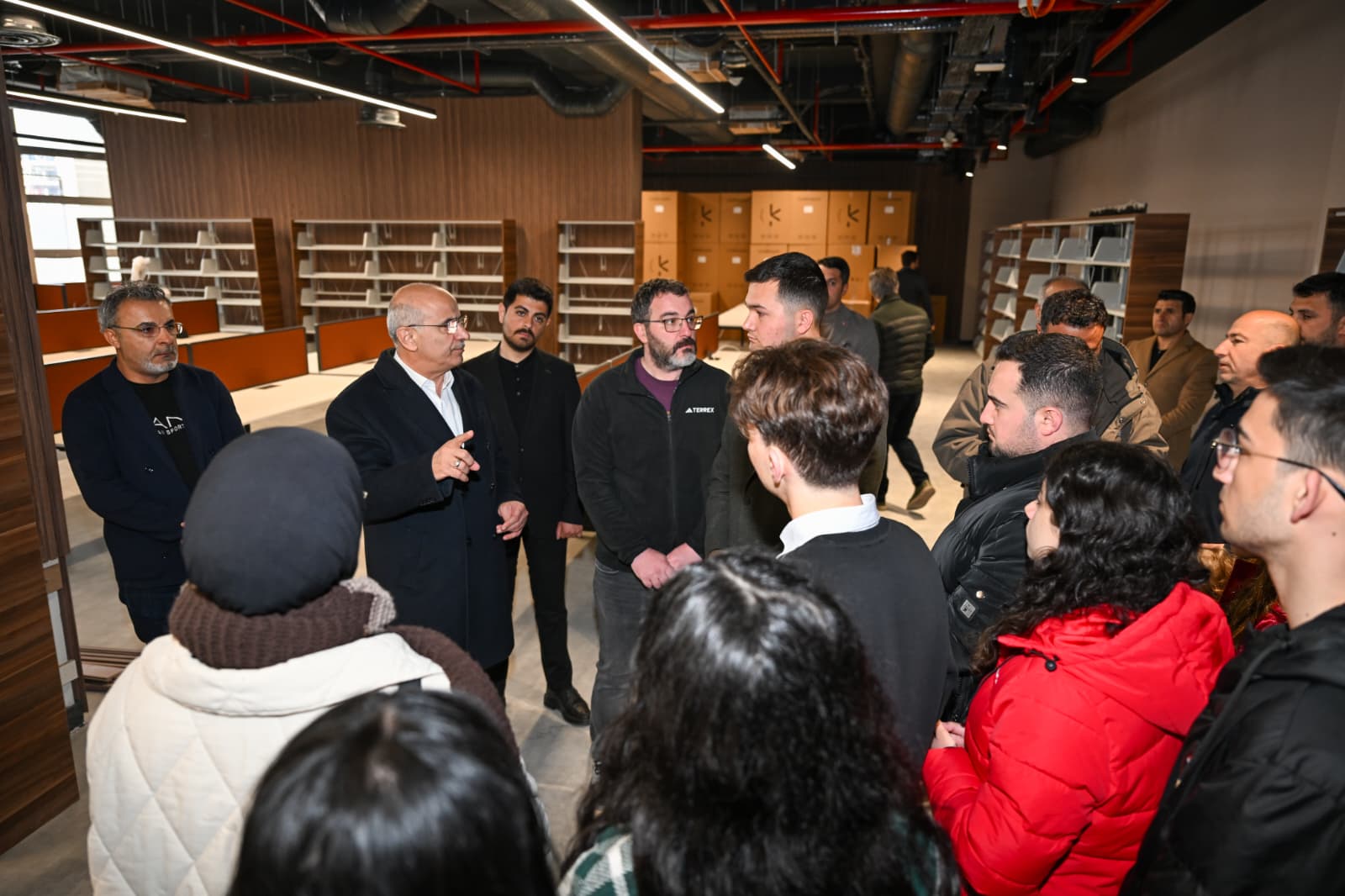 Gençlerle Geleceğe Yatırım: Başkan Er’den Kütüphane Ziyareti.