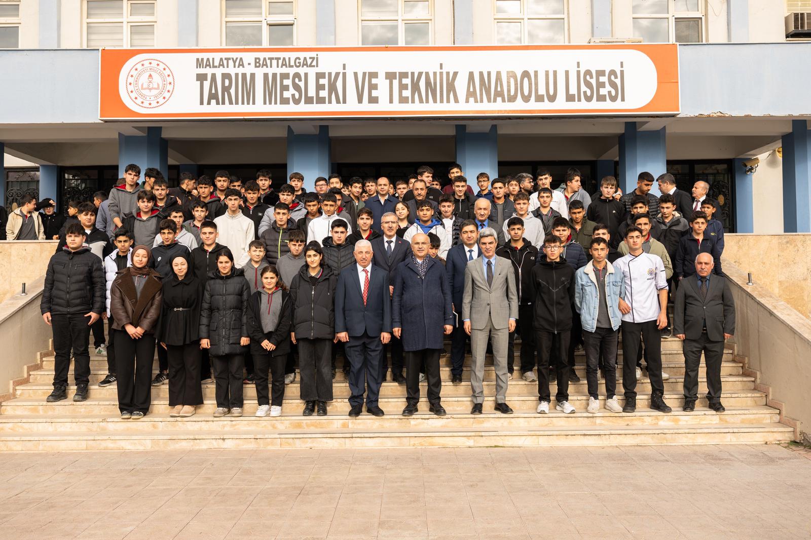 GENÇLERLE GELECEK BULUŞMASI: BAŞKAN ER KARİYER GÜNLERİ’NDE