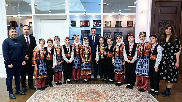 Gururlu Anlar: Başkan Taşkın Şampiyon Folklor Ekibiyle Buluştu