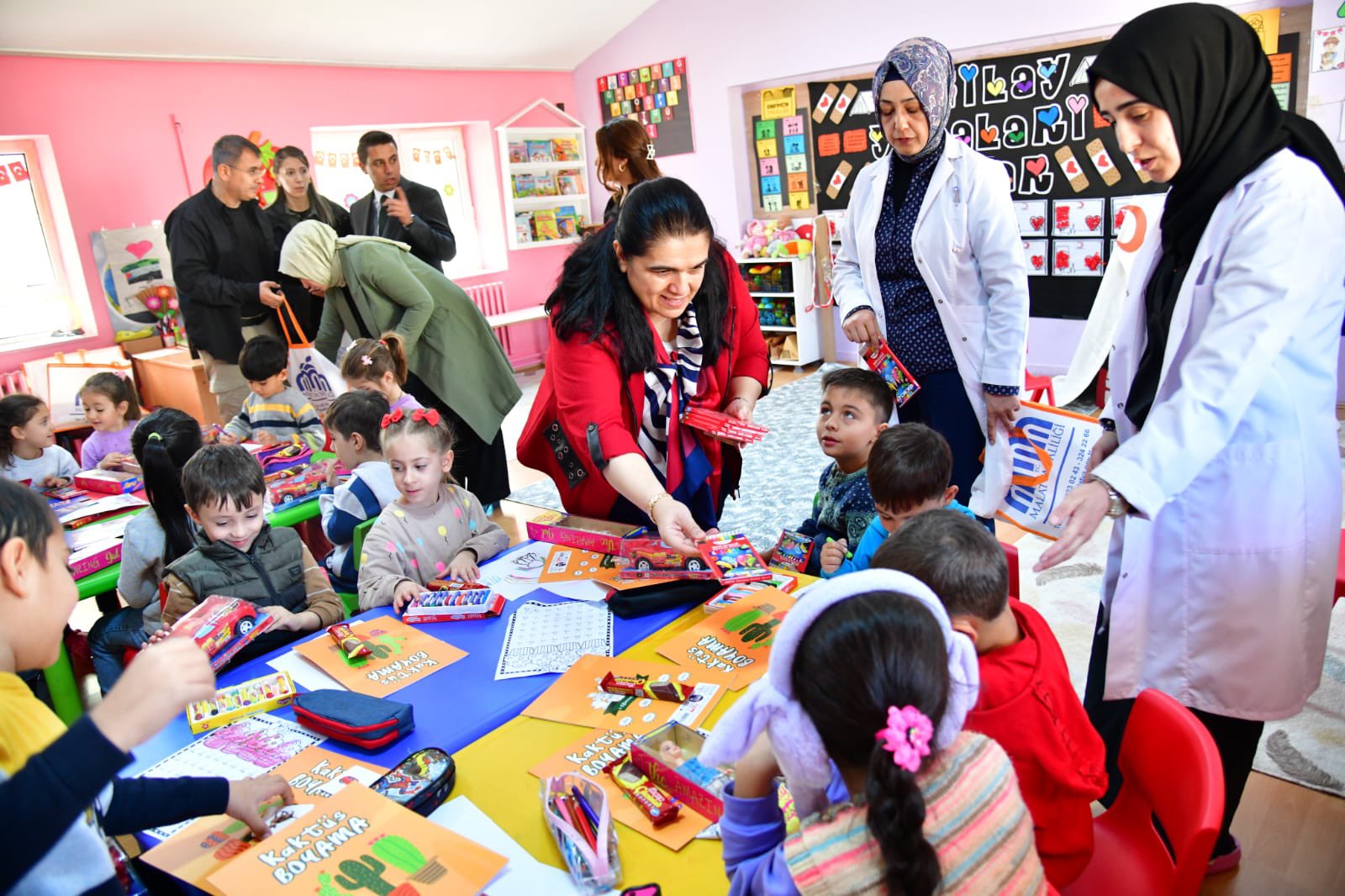 Hanımefendi Selda Yavuz Darende İlçesinde Şehit Aileleri, Gaziler ve Çocuklarla Bir Araya Geldi