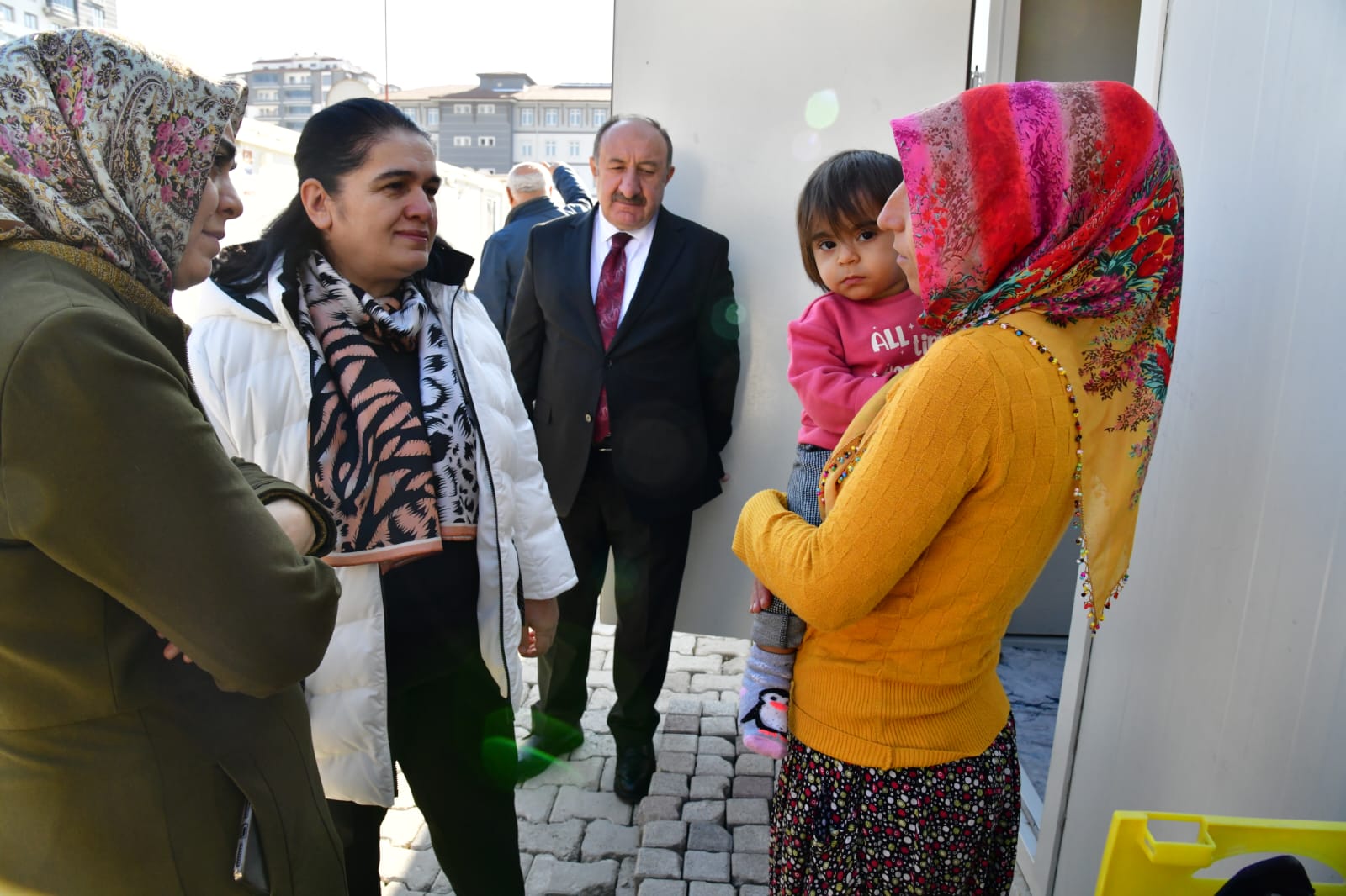 Hanımefendi Selda Yavuz Tandoğan Konteyner Kentte İkamet Eden Aileleri Ziyaret Etti