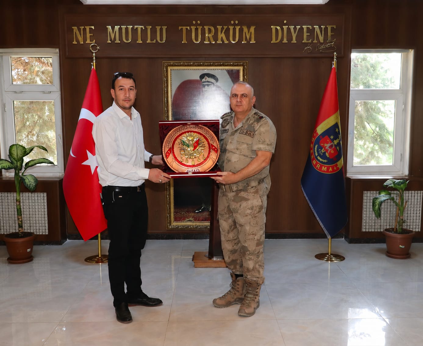 Hemşehrilik Ruhu Kilis’te Buluştu: Halil Coşkun Paşa’ya Özel Plaket.