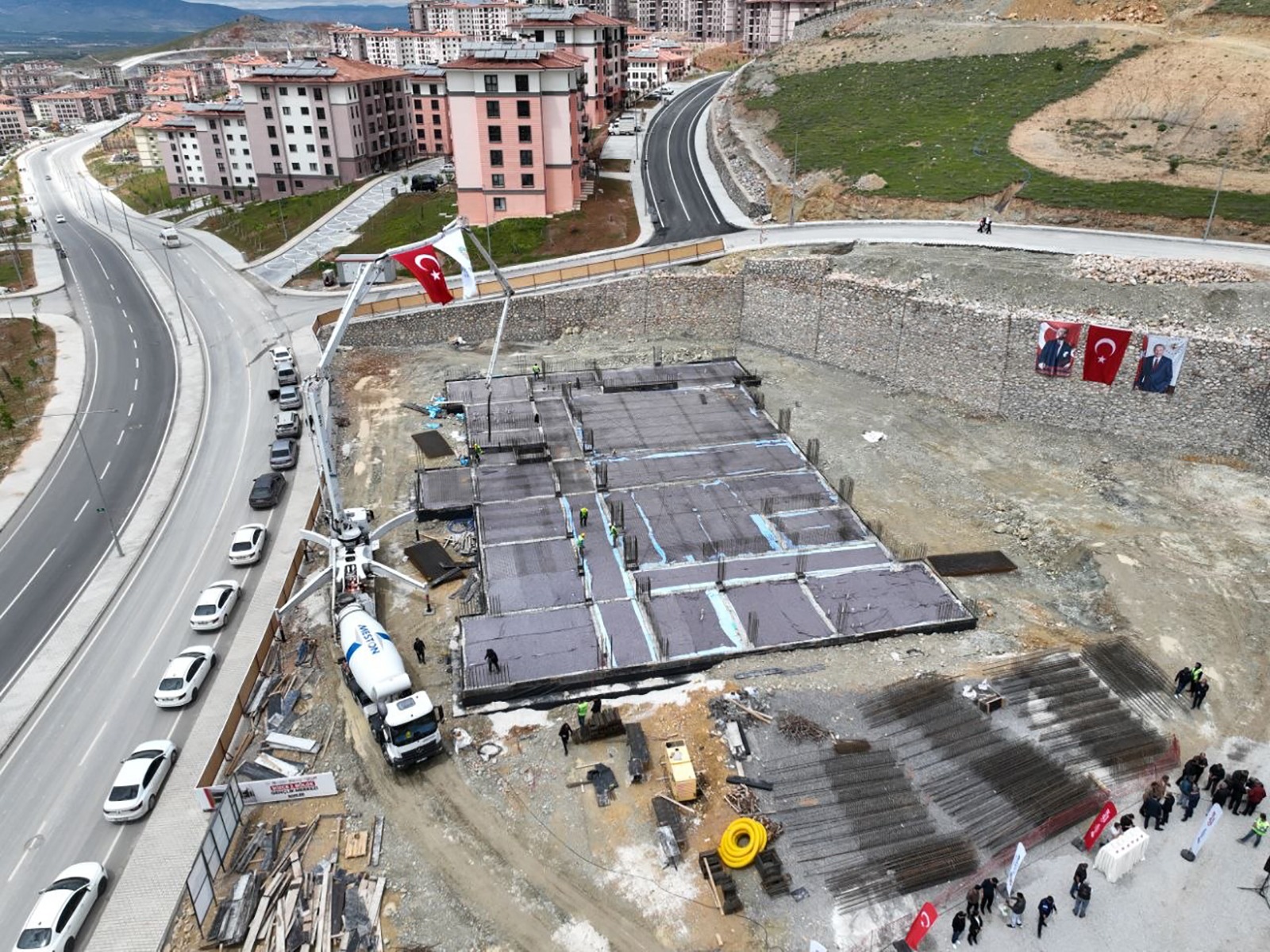 İkizce’de Gençlik Merkezi İçin İlk Kazma Vuruldu.