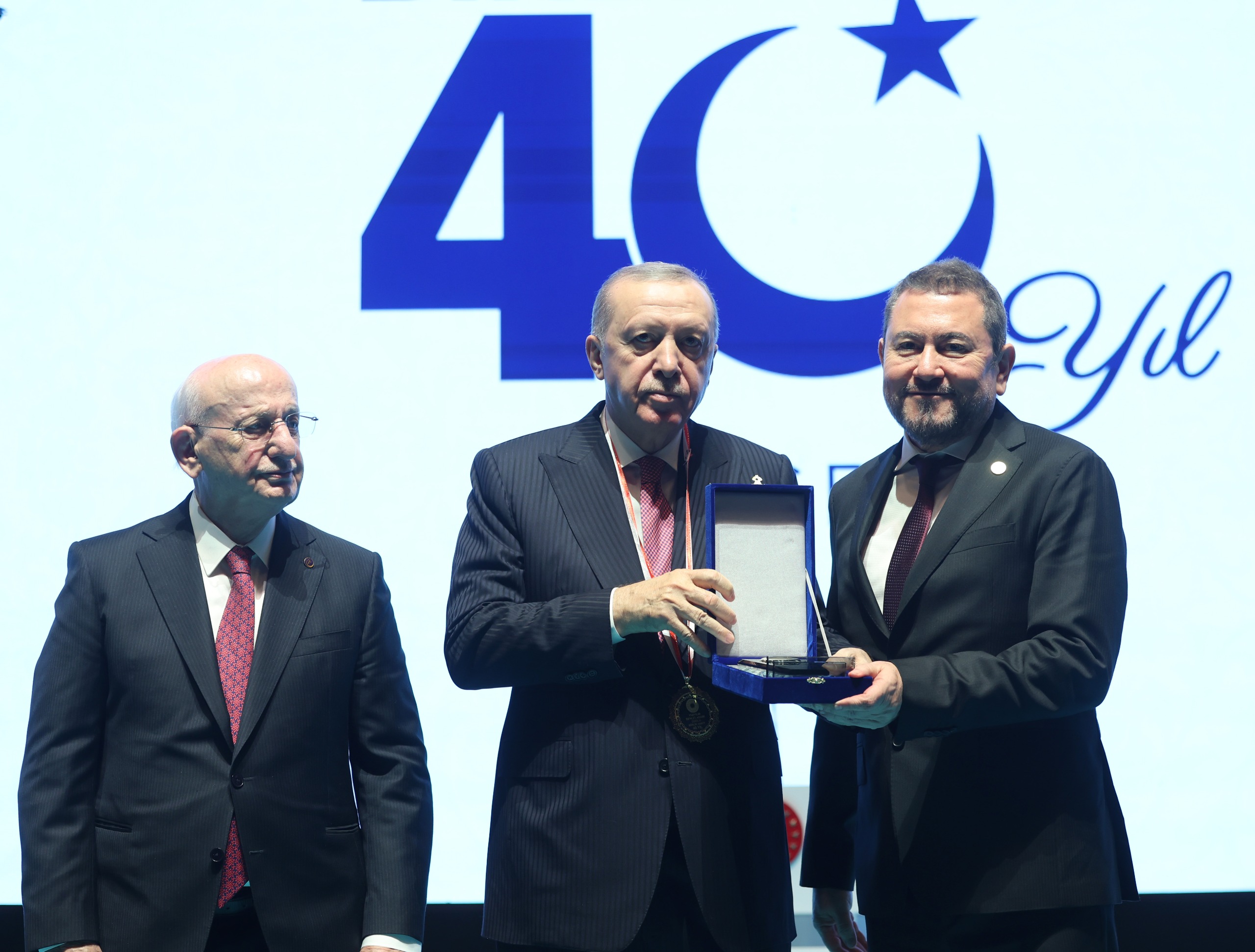 İzmirli iş insanı Nazım Torbaoğlu’na Cumhurbaşkanı Erdoğan’dan Plaket...