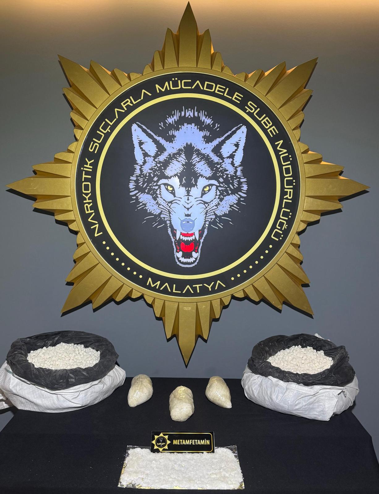 Kale Uygulama Noktası’nda Zehir Tacirlerine Darbe: 3 Kilo Metamfetamin Ele Geçirildi.