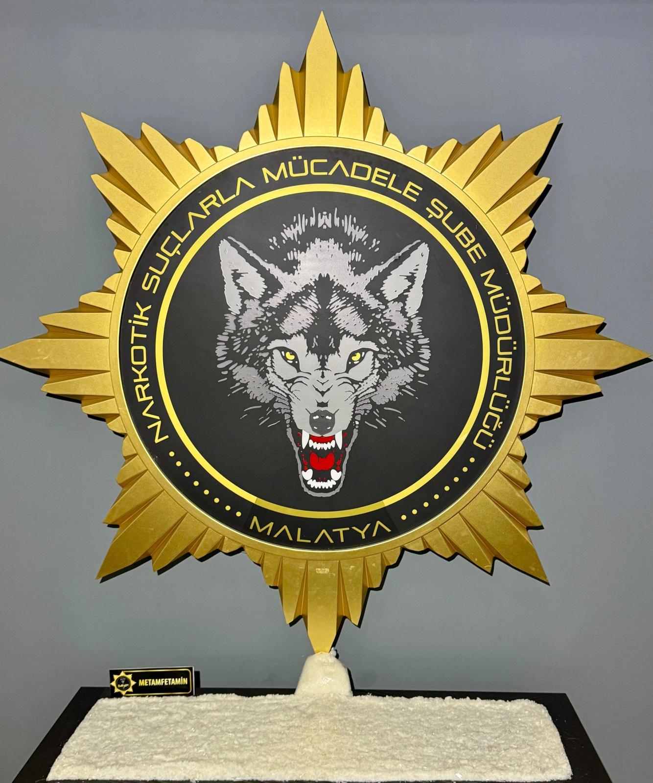 Kale Uygulama Noktasında Zehir Tacirlerine Darbe: 11 Kilo Metamfetamin Ele Geçirildi.