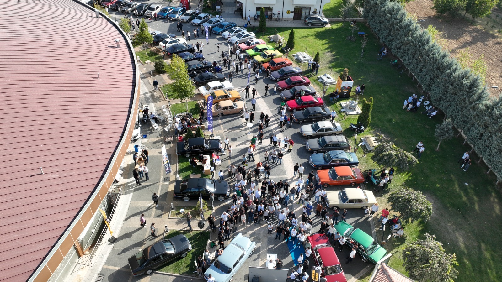 KLASİK MERCEDES TUTKUNLARI   SANAT SOKAĞI’NDA BULUŞTU