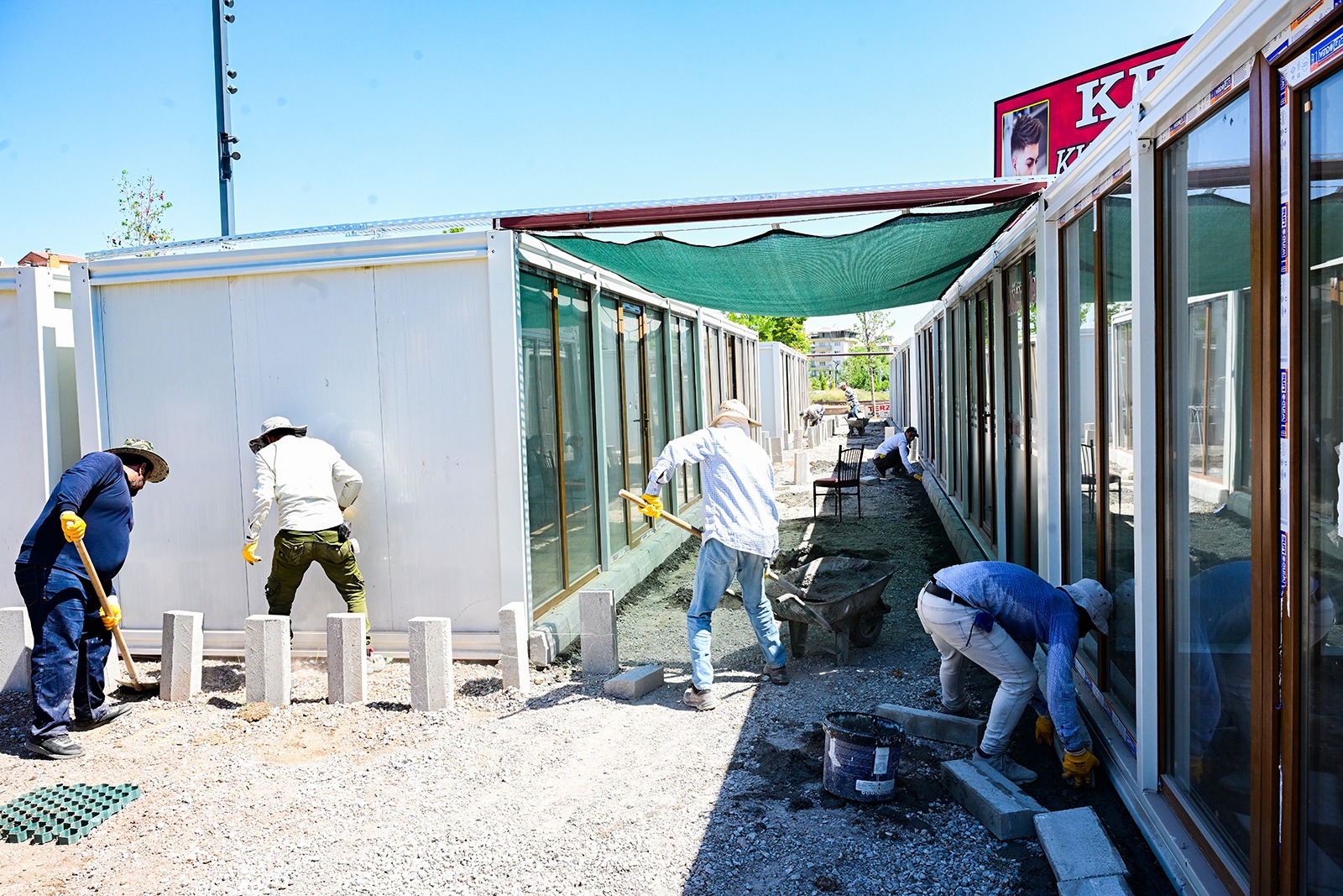 KONTEYNER ÇARŞI İÇİN BÜYÜKŞEHİR BELEDİYESİNDEN BORDÜR VE KİLİT TAŞI TEMİNİ