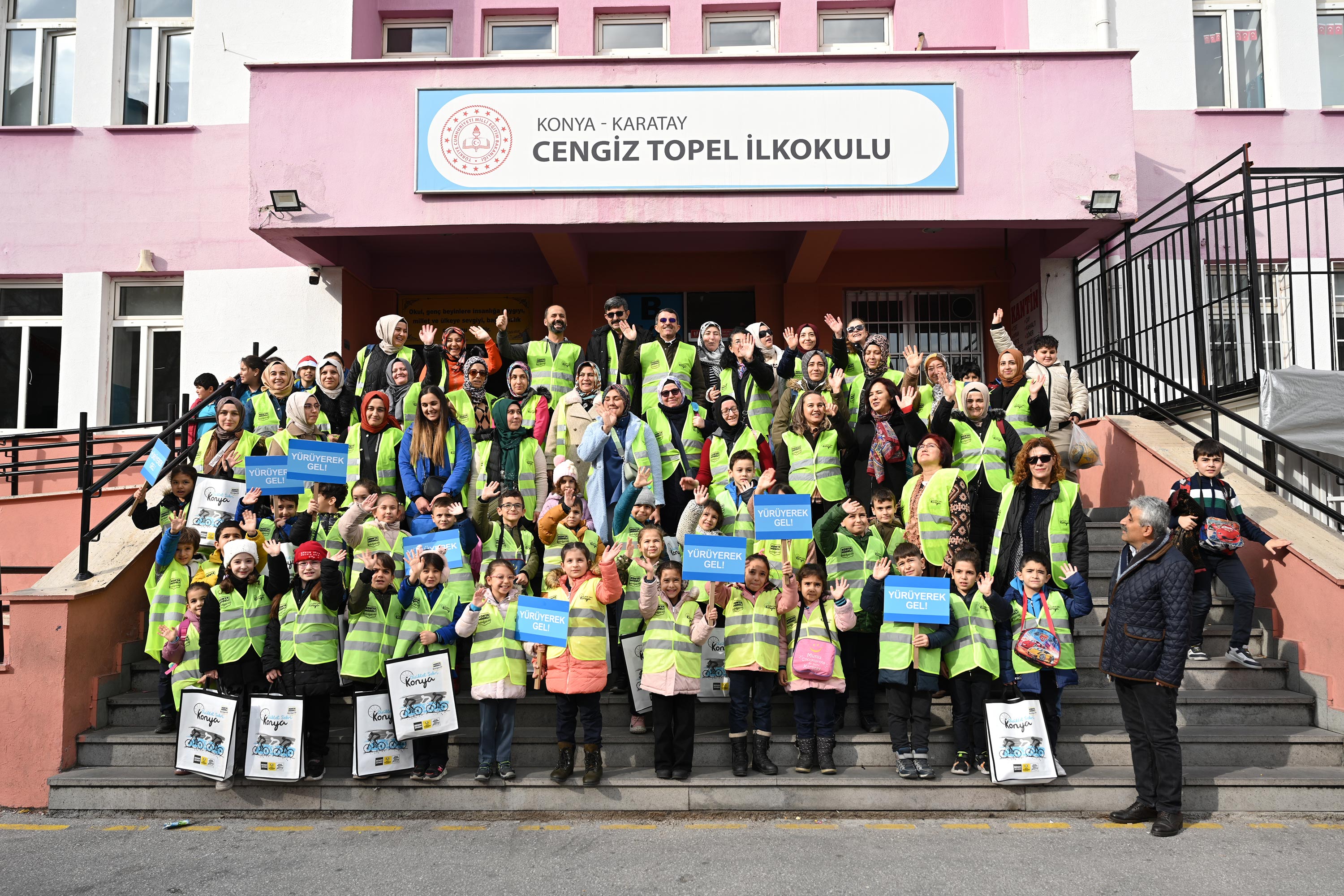 KONYA BÜYÜKŞEHİR ÖĞRENCİLERİN OKULA GÜVENLE GİTMESİ İÇİN “YAYABÜS” PROJESİNİ BAŞLATTI