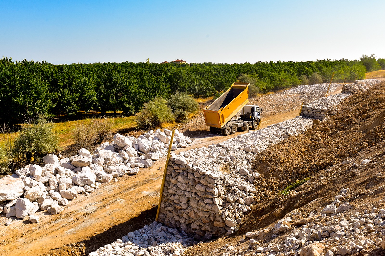 KUZEY KUŞAK YOLUNDA 2 BİN 600 METRE İSTİNAT DUVARI YAPILIYOR