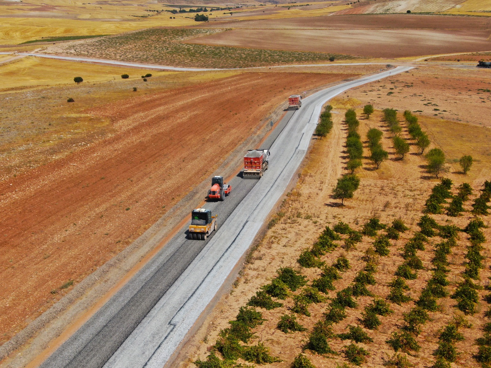 MALATYA BÜYÜKŞEHİR BELEDİYESİ'NDEN İLÇELERDE YOĞUN YOL VE ASFALT MESAİSİ