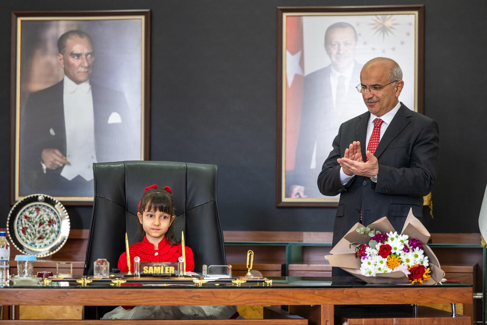 Malatya Büyükşehir’de 23 Nisan Coşkusu: Başkanlık Makamında Ece Sayar Var.